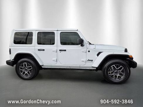 Used 2025 Jeep Wrangler Unlimited Sahara AWD/4WD image 7