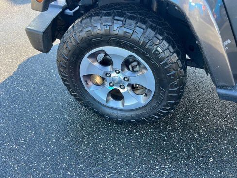 Used 2017 Jeep Wrangler Unlimited Sahara w/ Dual Top Group image 21