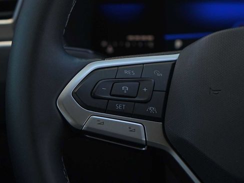 Used 2022 Volkswagen Tiguan SE image 17