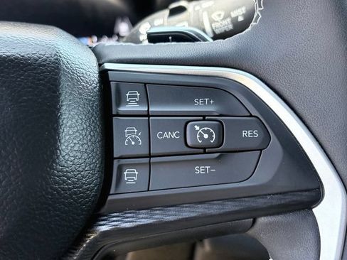Used 2025 Jeep Grand Cherokee Altitude AWD/4WD image 14