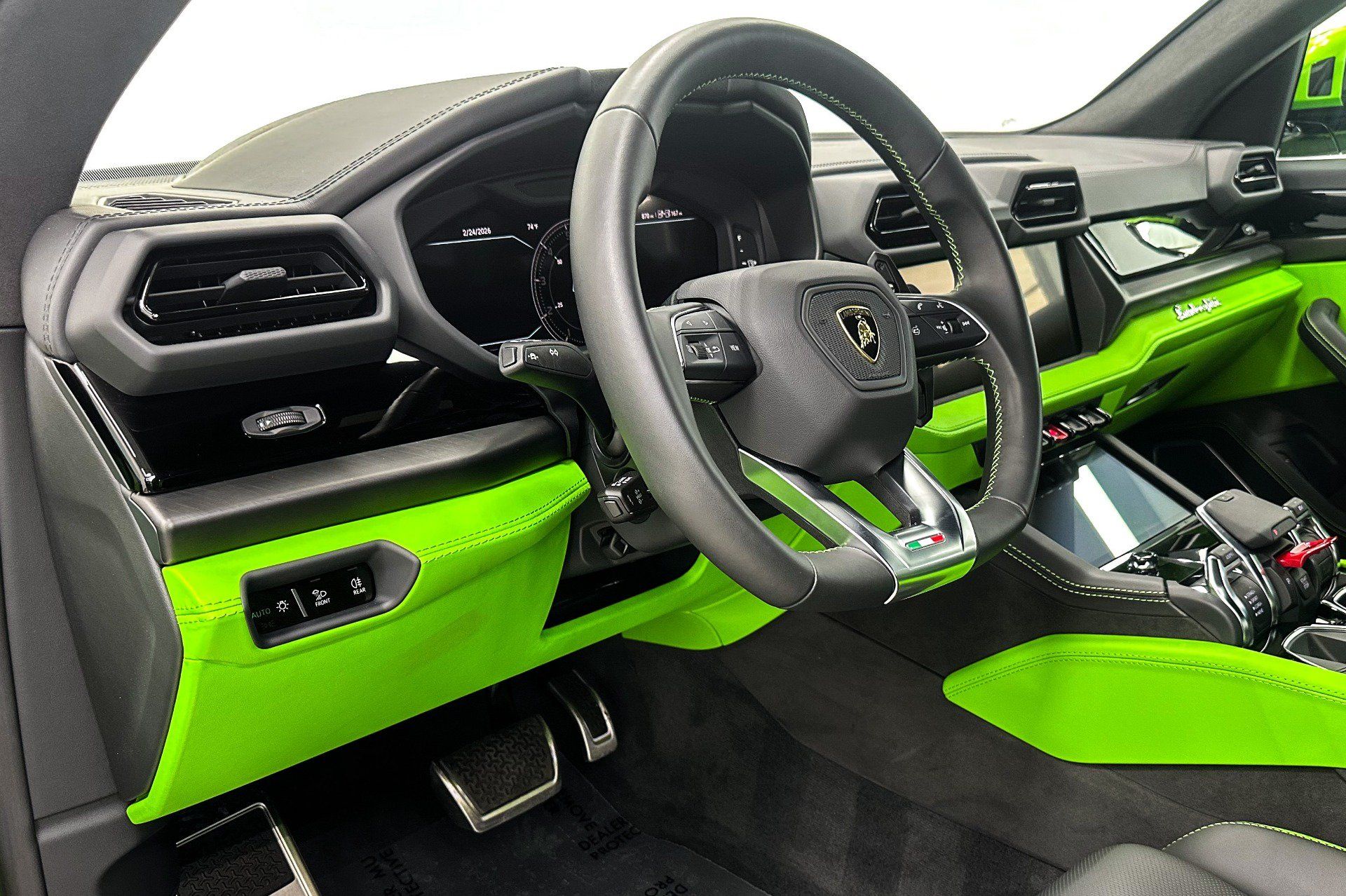 Used 2025 Lamborghini Urus SE AWD/4WD image 11