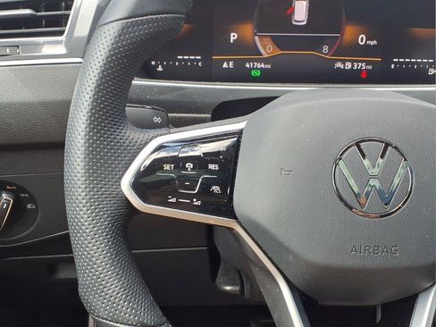 Used 2024 Volkswagen Tiguan SE R-Line FWD image 11