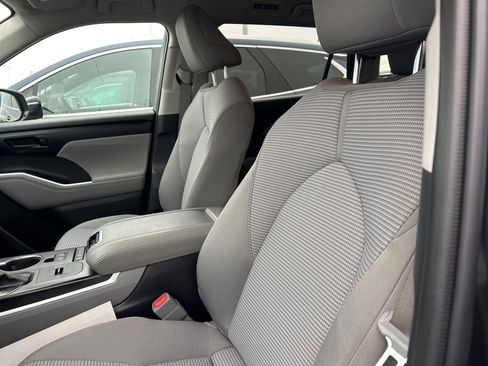 Used 2021 Toyota Highlander LE image 11