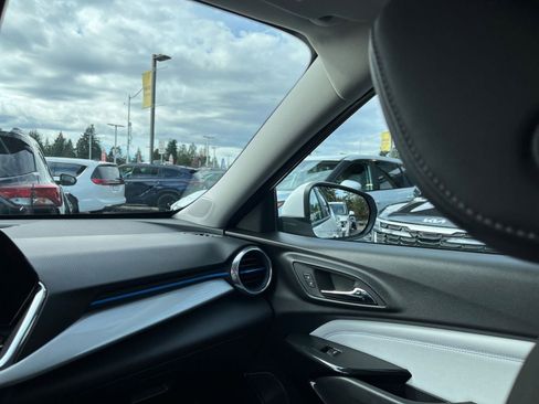 Used 2025 Chevrolet Trax LT image 36