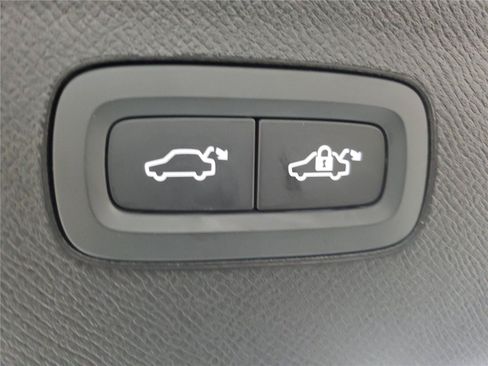 Certified 2025 Volvo XC90 B6 Plus w/ Protection Package Premier AWD/4WD image 10