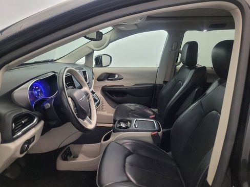 Used 2018 Chrysler Pacifica Limited FWD image 17
