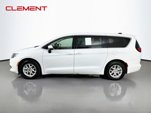 Used 2022 Chrysler Voyager LX FWD image 5