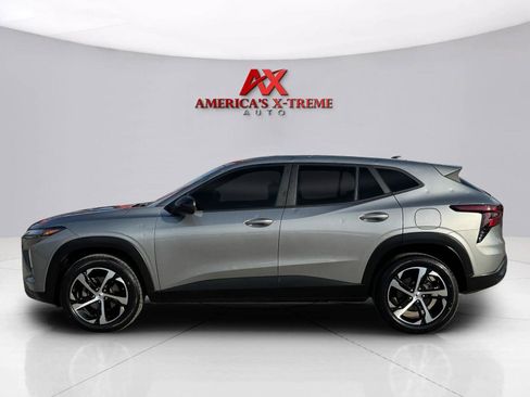 Used 2024 Chevrolet Trax RS w/ Sunroof Package FWD image 2