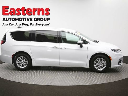Used 2023 Chrysler Pacifica Touring-L FWD image 47