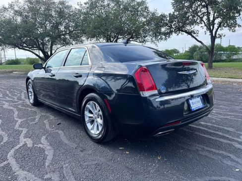 Used 2018 Chrysler 300 Touring RWD image 5