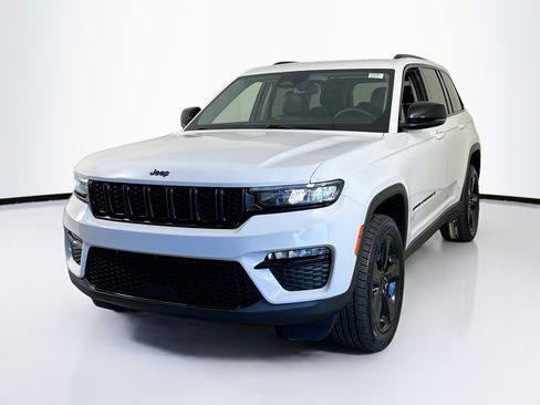 Used 2023 Jeep Grand Cherokee Limited w/ Black Appearance Package image 1