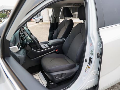 Used 2024 Toyota Highlander LE FWD image 43