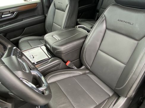 Used 2025 GMC Yukon XL Denali AWD/4WD image 28