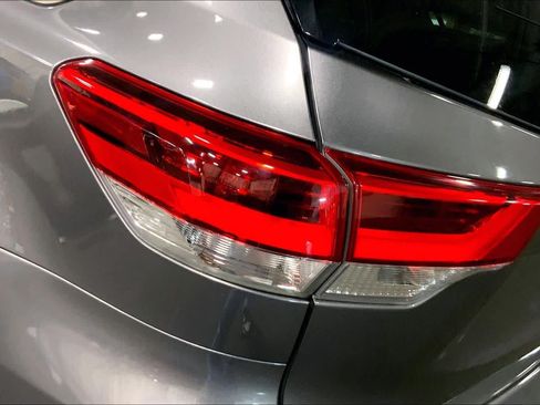 Used 2018 Toyota Highlander XLE AWD/4WD image 29
