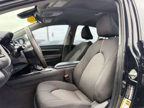 Used 2019 Toyota Camry LE image 14