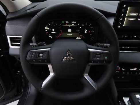 New 2025 Mitsubishi Outlander SE image 14