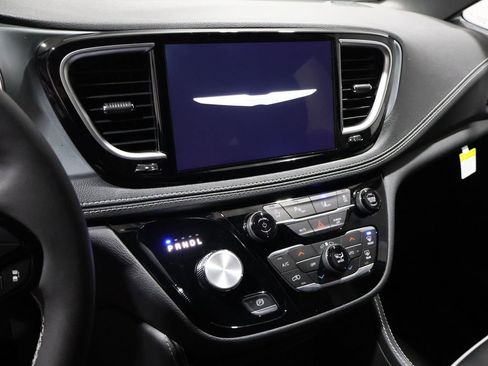 New 2026 Chrysler Pacifica Limited image 19