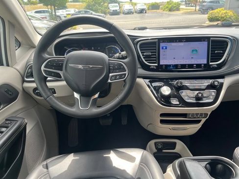Used 2023 Chrysler Pacifica Touring-L FWD image 18