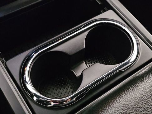 Used 2019 Nissan Titan SV w/ SV Convenience Package image 28