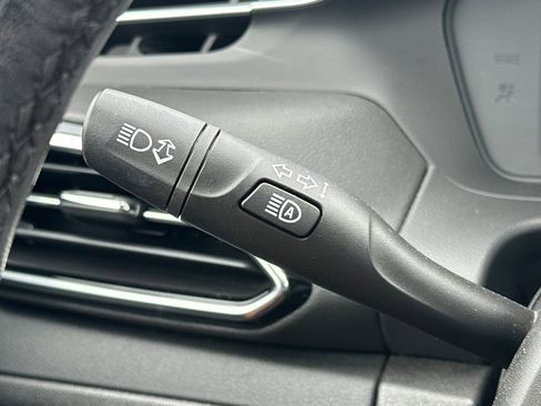 Used 2022 Chevrolet Bolt EUV LT w/ Convenience Package image 37