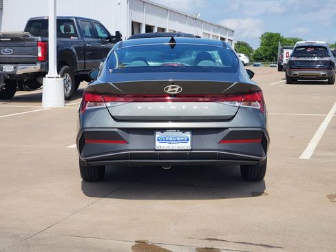 Used 2024 Hyundai Elantra SEL FWD image 6