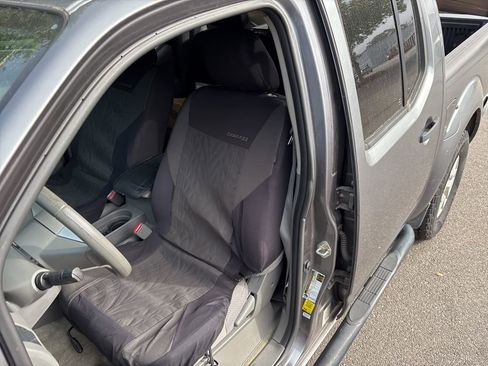 Used 2018 Nissan Frontier SV image 2