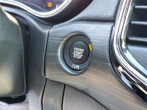 Used 2021 Jeep Grand Cherokee Laredo X image 14