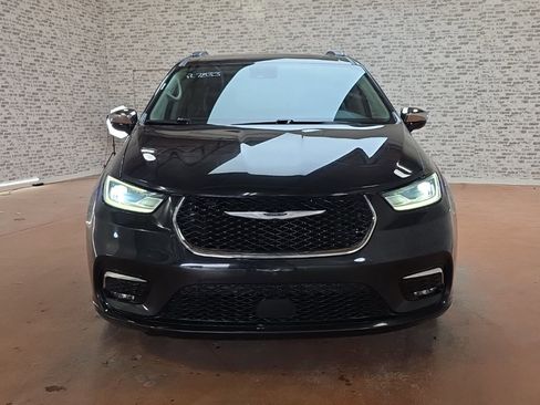 Used 2023 Chrysler Pacifica Limited image 2