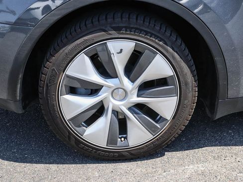 Used 2023 Tesla Model Y 2WD image 12