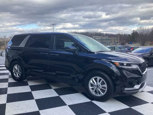 Used 2023 Kia Carnival LX image 9