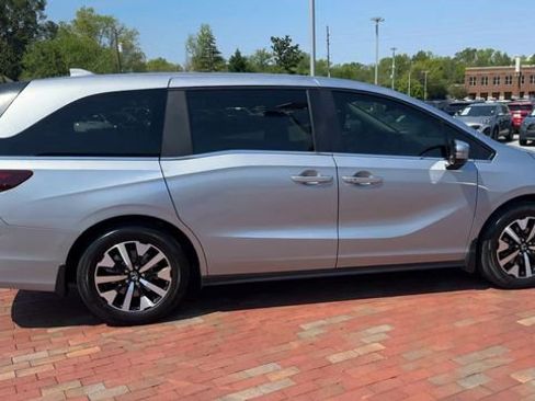Certified 2025 Honda Odyssey EX-L image 3