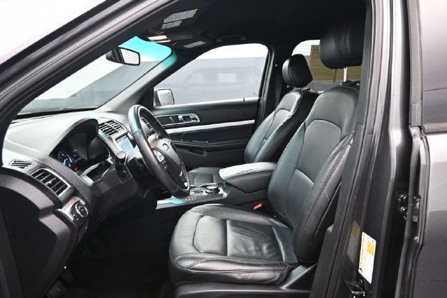 Used 2017 Ford Explorer XLT w/ Equipment Group 202A AWD/4WD image 6