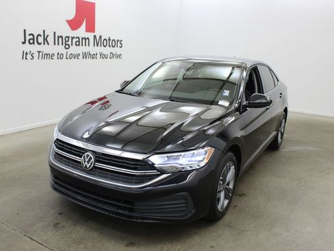 Certified 2023 Volkswagen Jetta SE FWD image 2