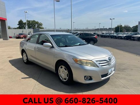 Used 2010 Toyota Camry LE FWD image 4