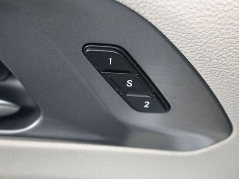 Used 2023 Chrysler Pacifica Touring-L image 5