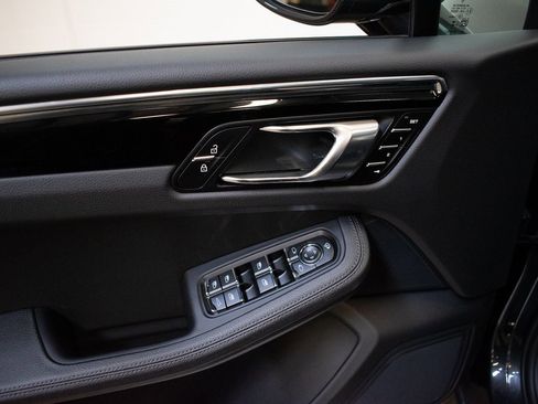 Certified 2025 Porsche Macan image 19