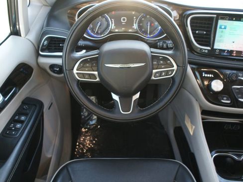 Used 2022 Chrysler Pacifica Limited image 5