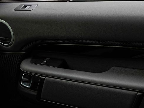 Used 2024 Land Rover Discovery S image 15