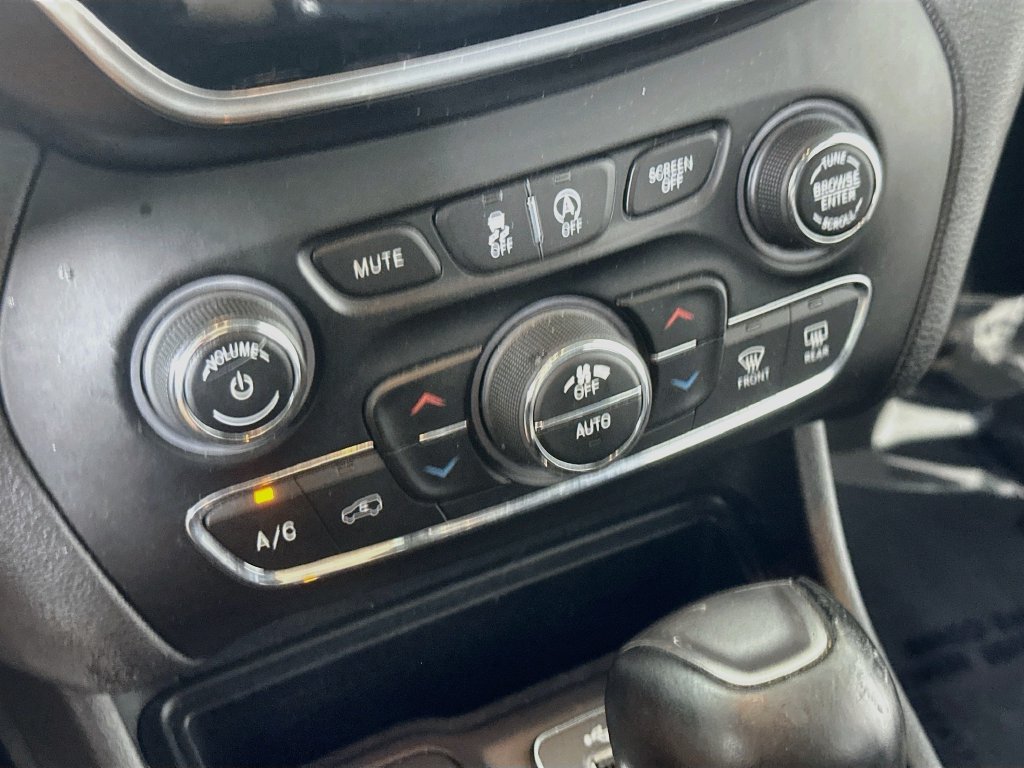 Used 2019 Jeep Cherokee Limited AWD/4WD image 29