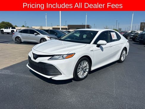 Used 2020 Toyota Camry XLE FWD image 1