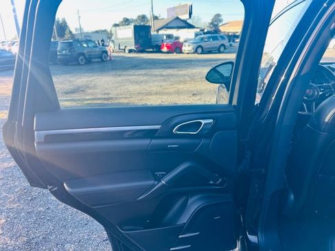 Used 2016 Porsche Cayenne S image 31