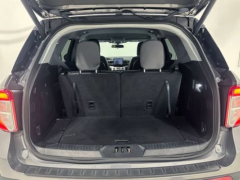 Used 2021 Ford Explorer XLT w/ Equipment Group 202A AWD/4WD image 5
