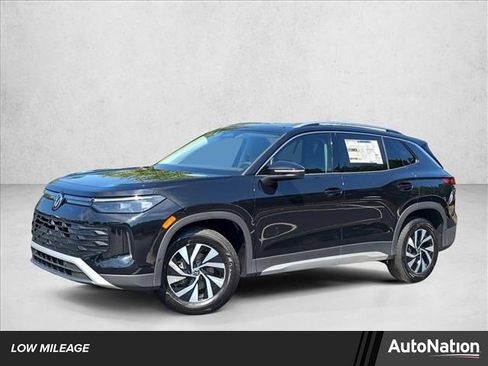 Used 2025 Volkswagen Tiguan S image 1