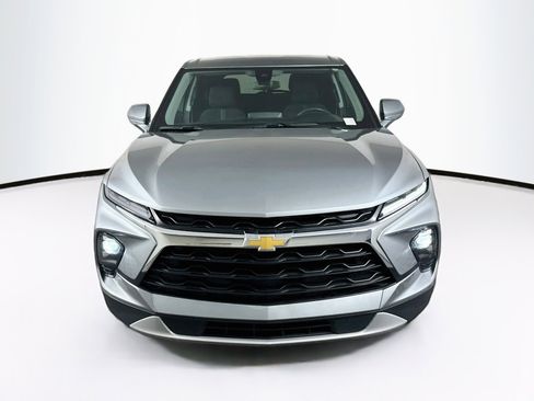 Used 2025 Chevrolet Blazer LT FWD image 2