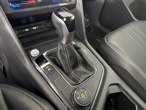 Used 2023 Volkswagen Tiguan SE w/ Panoramic Sunroof Package AWD/4WD image 17
