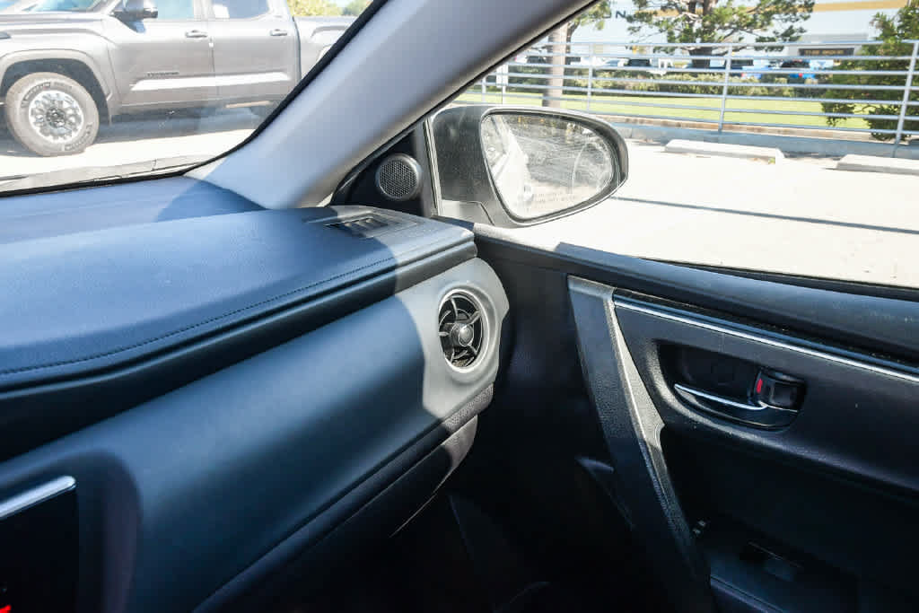 Used 2018 Toyota Corolla LE FWD image 23