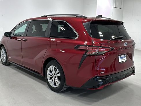 Used 2021 Toyota Sienna XSE w/ XSE Plus Package AWD/4WD image 3