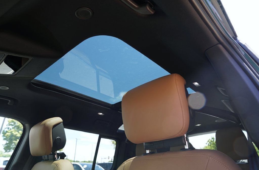 Used 2026 Land Rover Defender 110 X-Dynamic SE AWD/4WD image 11