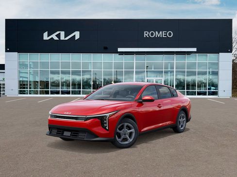 New 2025 Kia K4 LXS image 1