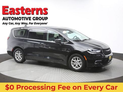 Used 2023 Chrysler Pacifica Touring-L FWD image 48